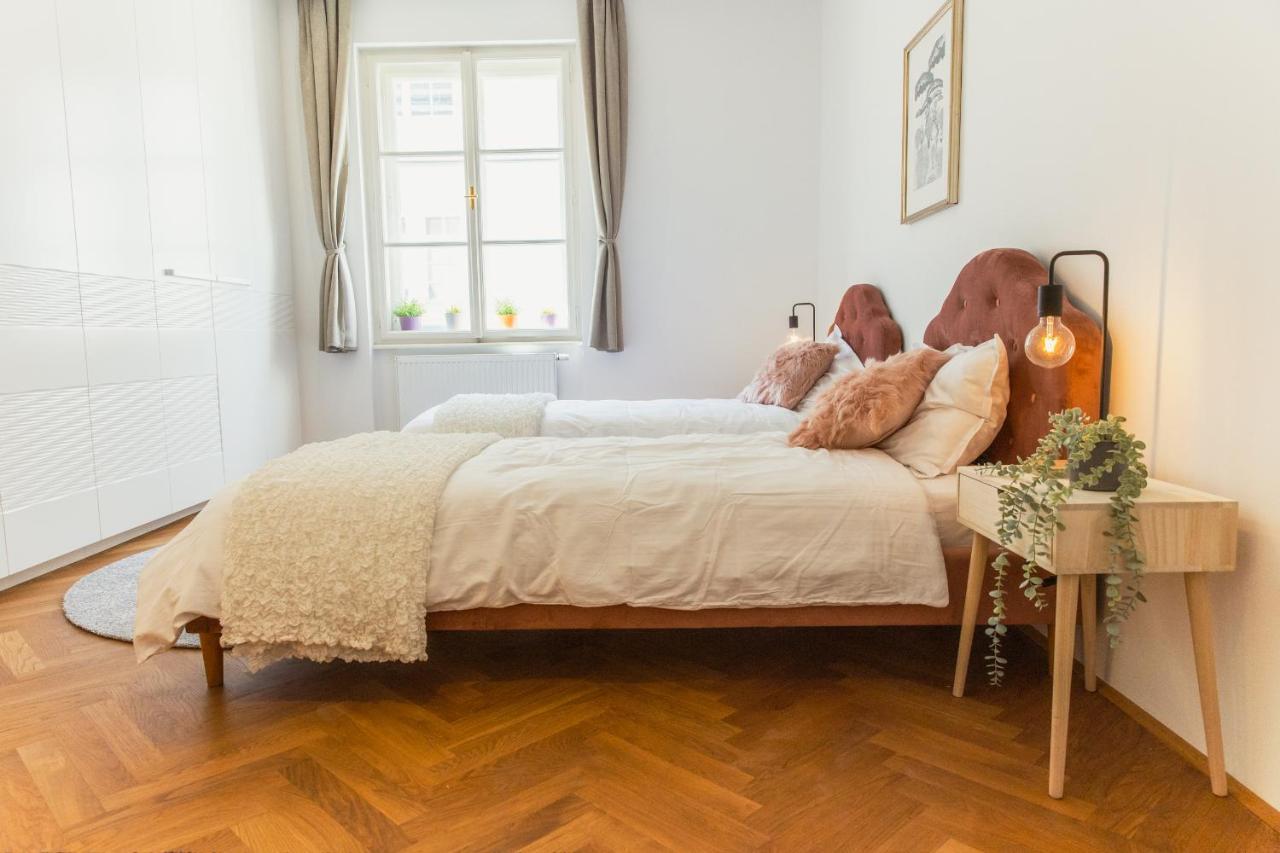 Top Location City Centre Condo In Historic Building With Free Garage Parking 류블랴나 외부 사진