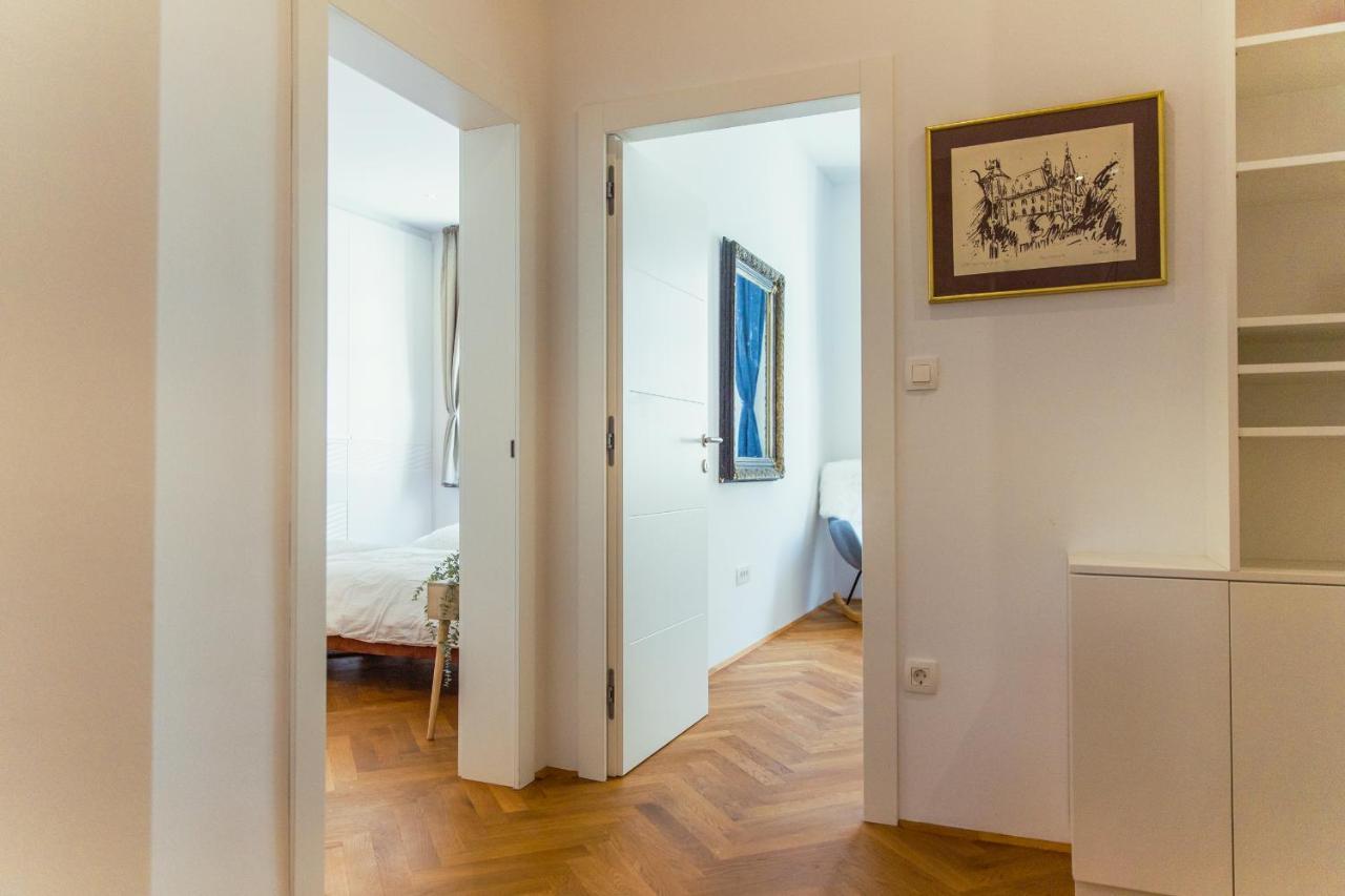 Top Location City Centre Condo In Historic Building With Free Garage Parking 류블랴나 외부 사진